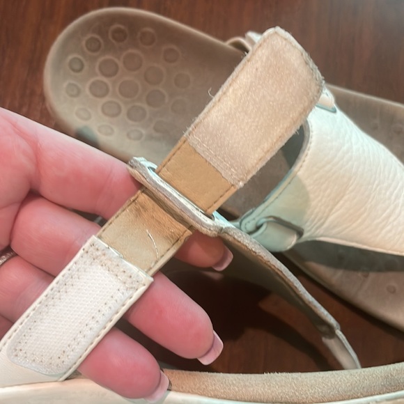 VIONIC White Leather “WANDA” orthopedic thong sandals - Picture 3 of 8